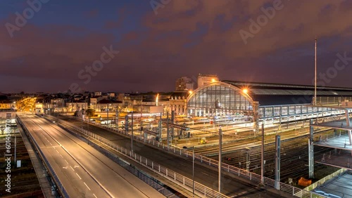 Timelapse de la gare bordeaux saint jean au lever du soleil photo