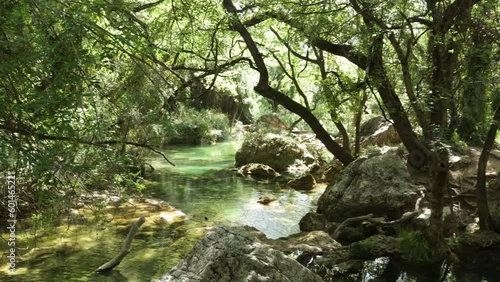 Sillans la cascade en Provence. la cascade se jette dans des bassins de couleur turquoise et émeraude. L'eau coule ensuite dans de petits bassins en faisant des mini cascades. photo