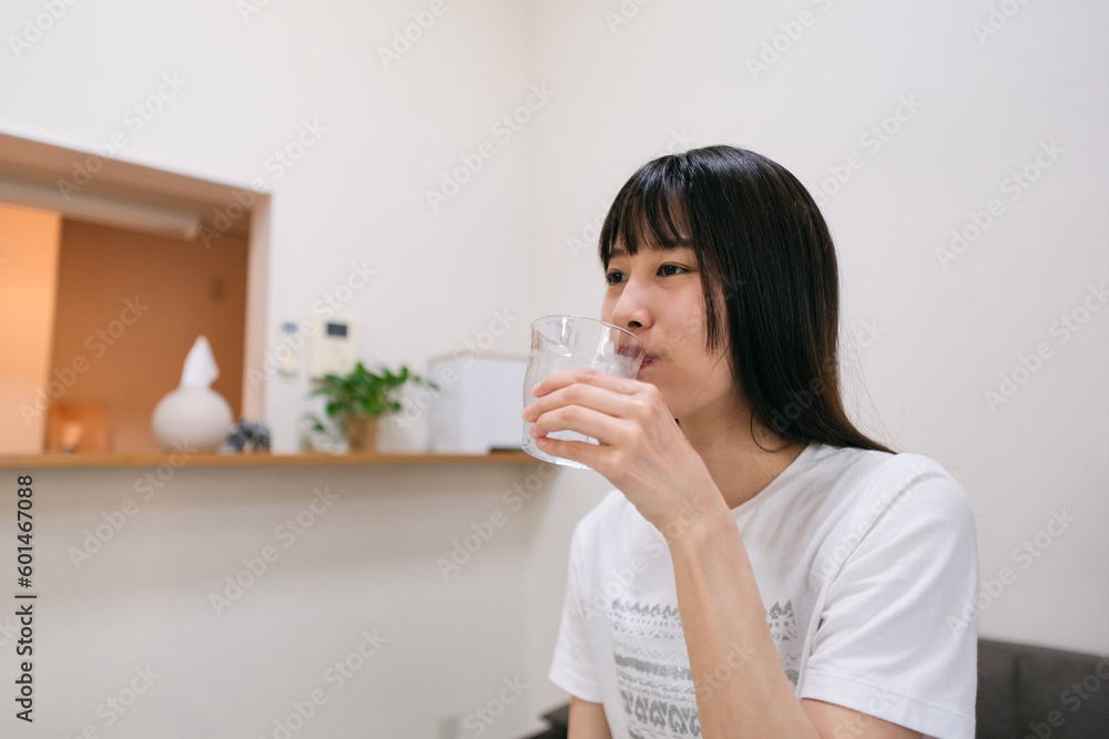 ミネラルウォーターを飲む女性 ミネラルウォーターを飲む女性