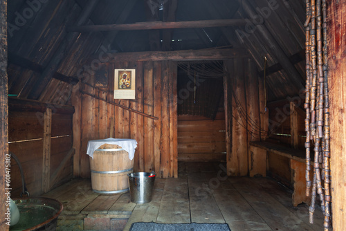 Bacówka w Czerwiennem. Wnętrze góralskiej, drewnianej chaty. © rogozinski