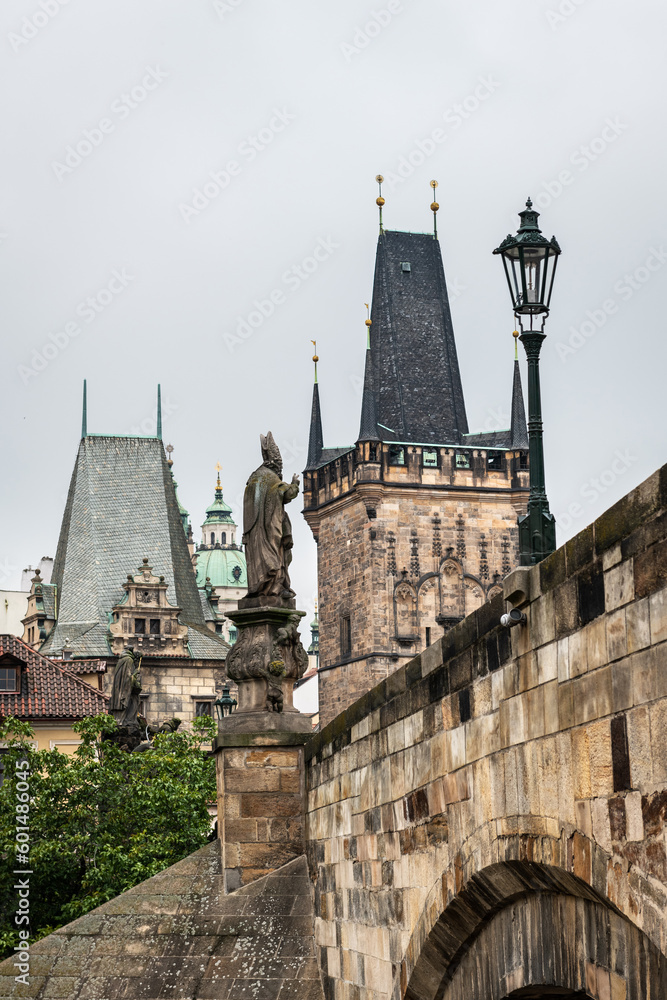 Fototapeta premium Vertical view of the famous Charles bridge in Prague against a cloudy sky.