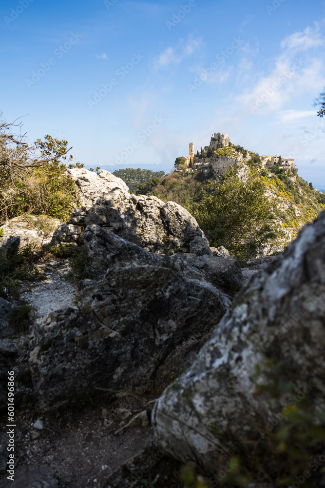 Fototapeta premium Village perché d'Eze depuis le chemin de randonnée menant au sommet du Mont Bastide
