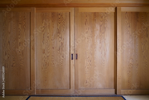 和室の木製の扉と畳