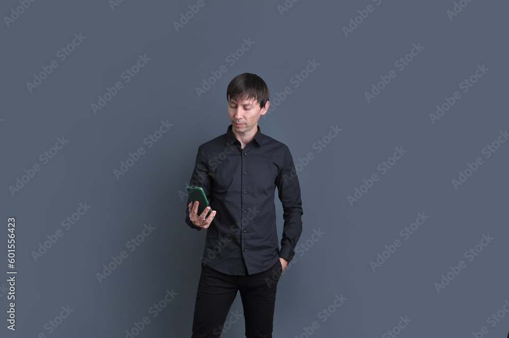 homem de negócios com celular na mão homem de negócios com celular na mão
