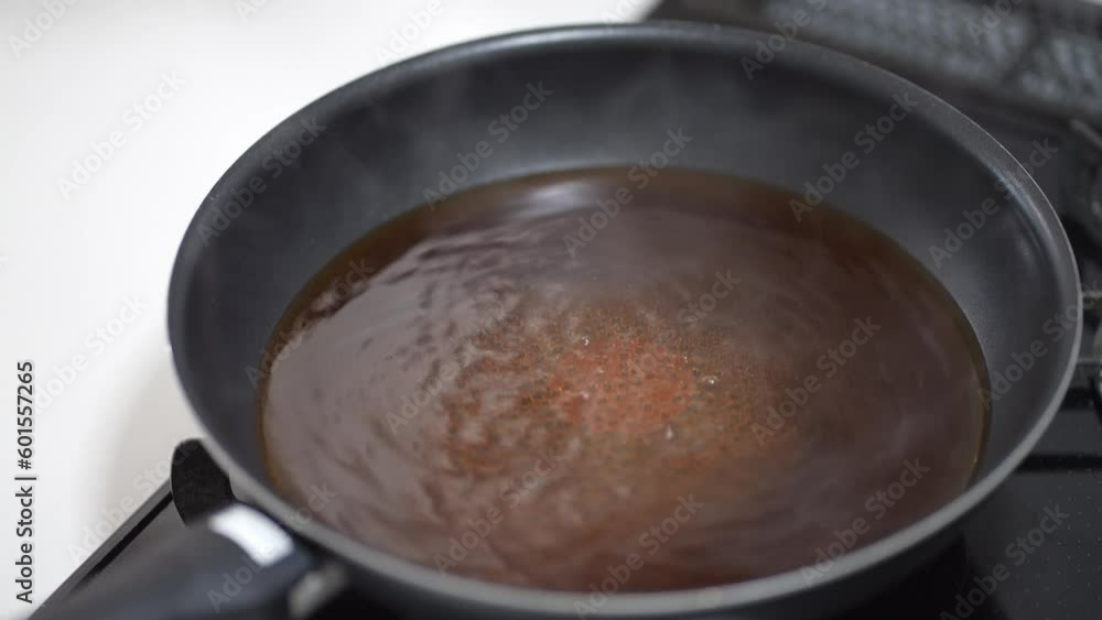 魚の煮付けの調味料を煮立たせる様子 魚の煮付けの調味料を煮立たせる様子
