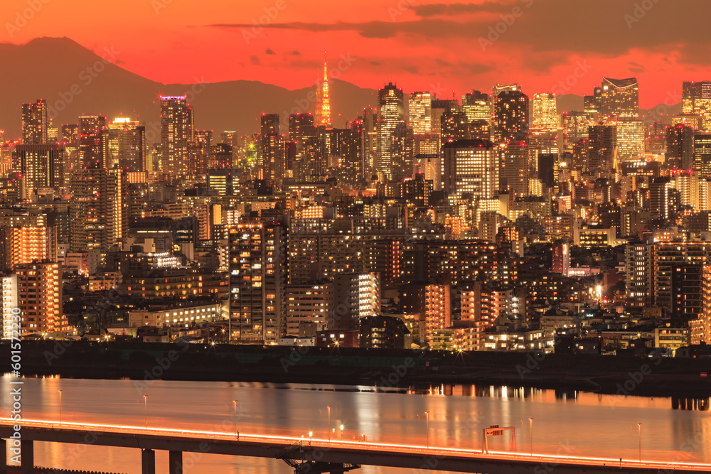Fototapeta premium 夕焼けの空と東京都市風景