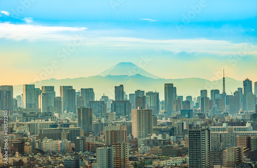 東京から望む富士山と高層ビル群　日本