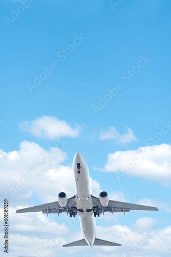 비행기와 푸른 하늘과 카피공간