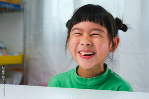 Foto Happy cute little girl eating gelatin candy