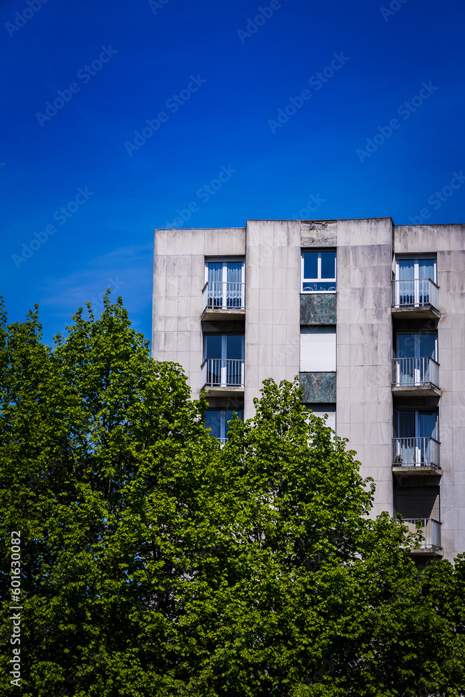 Tour, bâtiment, immeuble avec arbres et ciel bleu