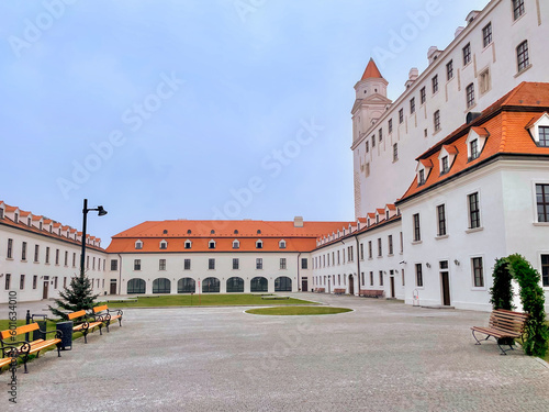 Fototapet Large rebuilt baroque castle on a hilltop in Bratislava, Slovakia