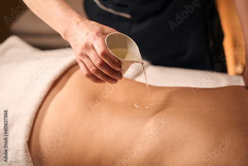 Foto Wellness center massotherapist prepping client for ayurvedic massage