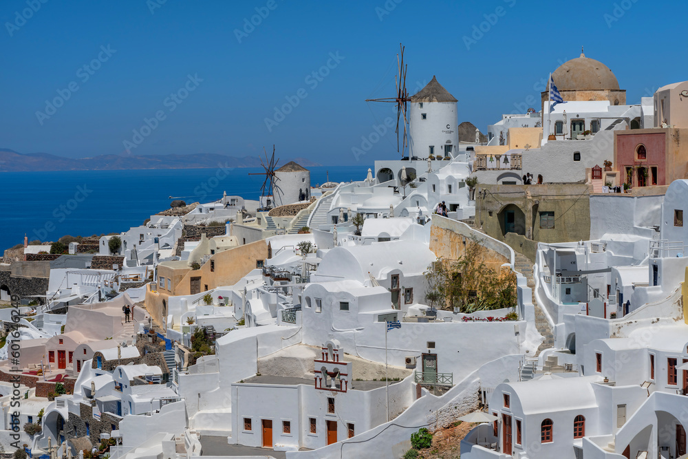 Naklejka premium picturesque cityscape on the island of Santorini with traditional whitewashed houses