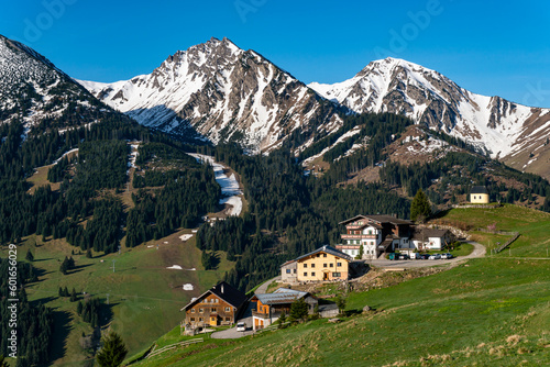 Obraz na plátně Hike from Zoeblen to Schoenkahler in the beautiful Tannheim Valley