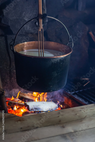 Bacówka w Dolinie Kościeliskiej. Kocioł z mlekiem zawieszony nad płonącym ogniskiem. 