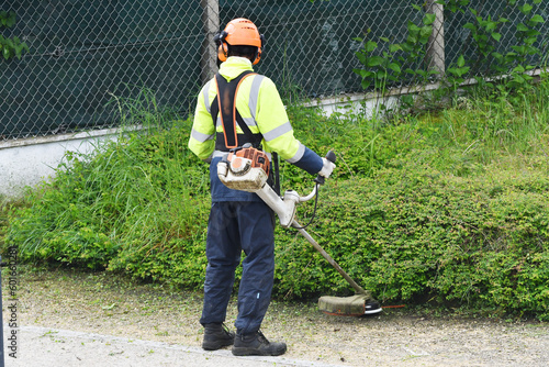 jardinier au travail de débroussaillage
