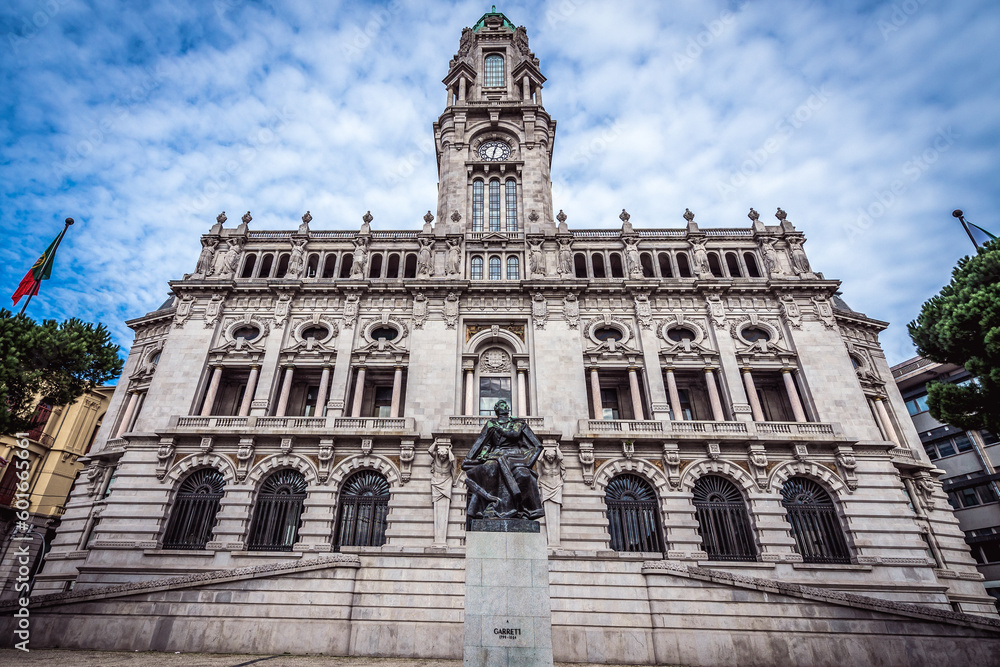 Obraz premium Statue of Almeida Garrett in front of City Hall in Santo Ildefonso area of Porto, Portugal