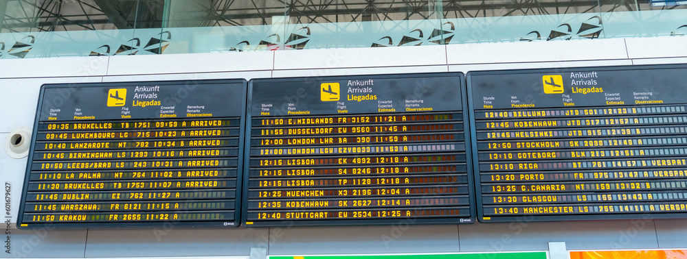 Screen with the information of the flights in the terminal or of the connections Screen with the information of the flights in the terminal or of the connections