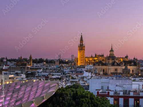 Vista turística desde el edificio la Setas Sevilla al atardecer.