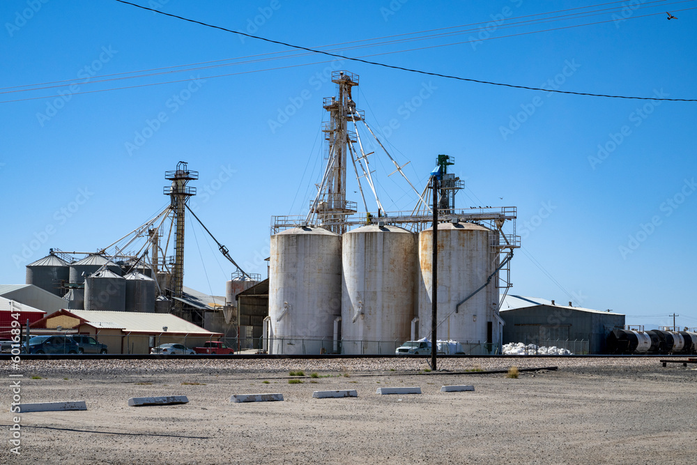 Obraz premium Vintage big concrete silos on a blue sky