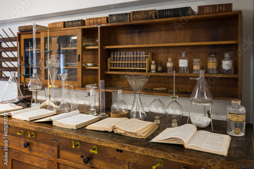 Obraz na płótnie Old chemistry lab with books and test tubes w salonie