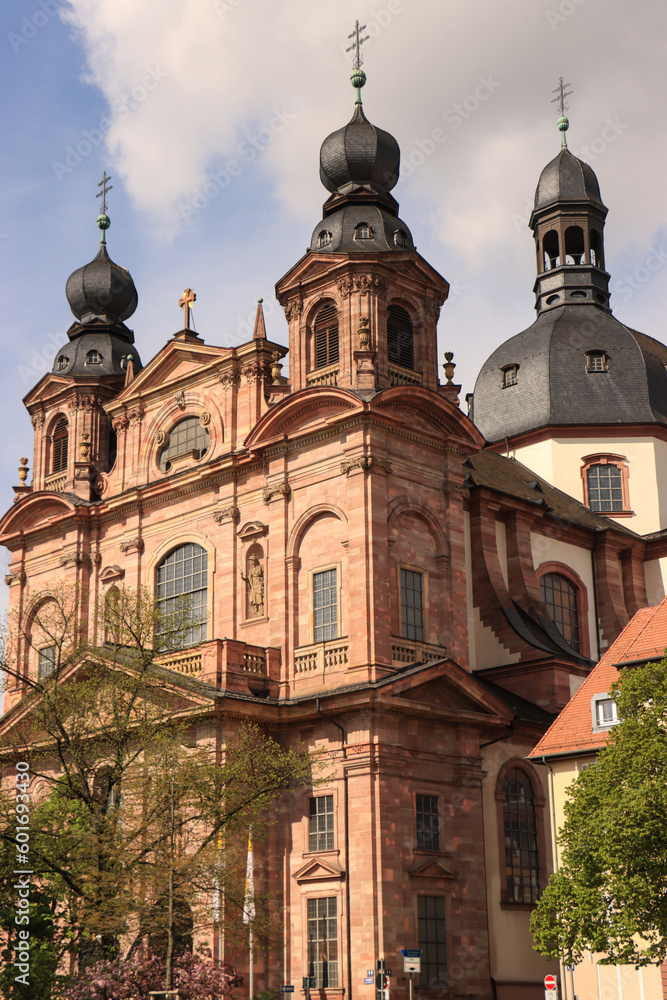 Barockes Juwel in Mannheim; Jesuitenkirche vom Schillerplatz gesehen