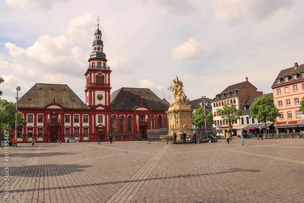 Obraz premium Marktplatz mit Altem Rathaus und St.-Sebastian-Kirche in Mannheim