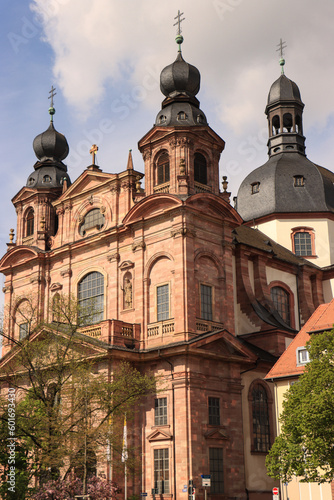 Barockes Juwel in Mannheim; Jesuitenkirche vom Schillerplatz gesehen