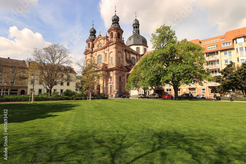 Frühling in Mannheim; Schillerplatz mit Jesuitenkirche