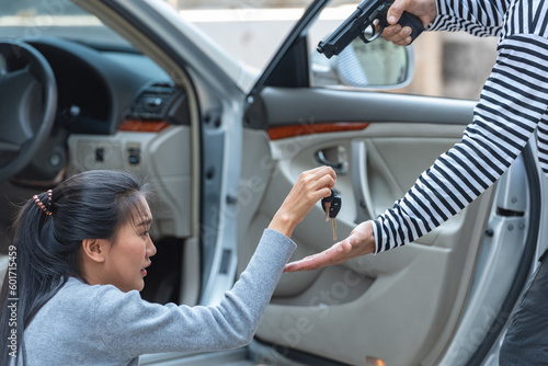 Fotografi Thief use guns to intimidate asian woman for give car key