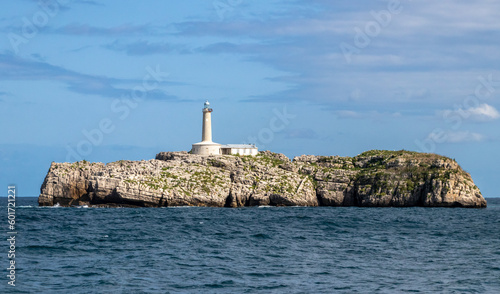 Isla con faro cerca de Santander