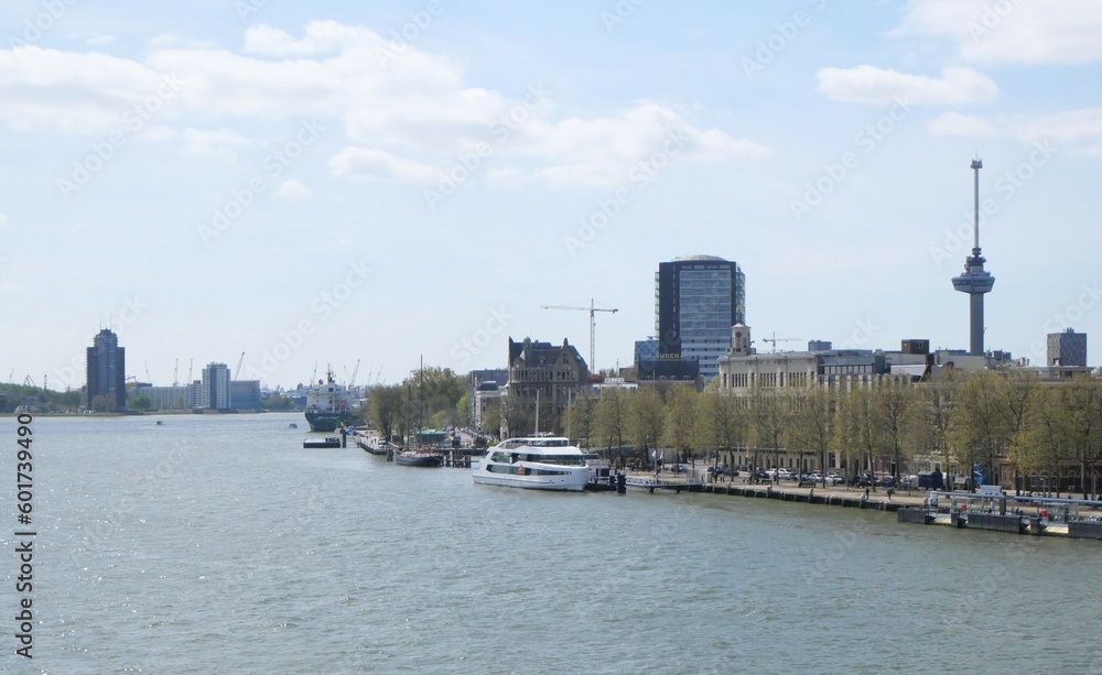 Bateaux dans le port de Rotterdam vu depuis le pont Erasme (Pays-Bas), quelques buildings célèbres sont visibles à l'arrière plan