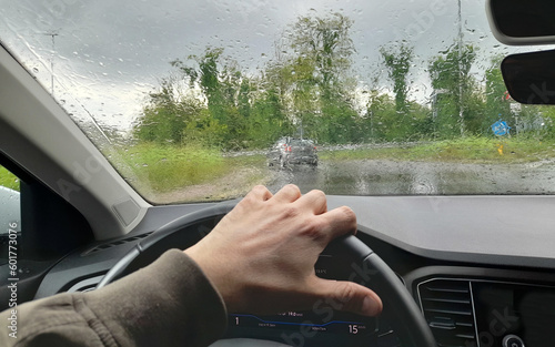 Guidare l'automobile in una giornata di pioggia photo