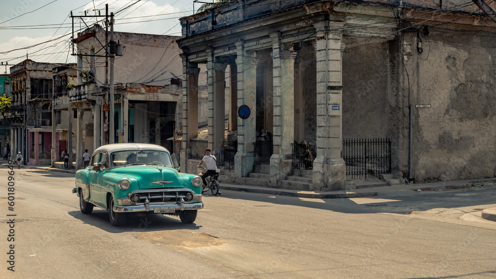 Fototapeta Old American car in the historic streets of Havana in Cuba with old buildings