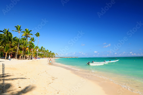 Sandy beach on Caribbean resort and fishing boats at sea © Designpics