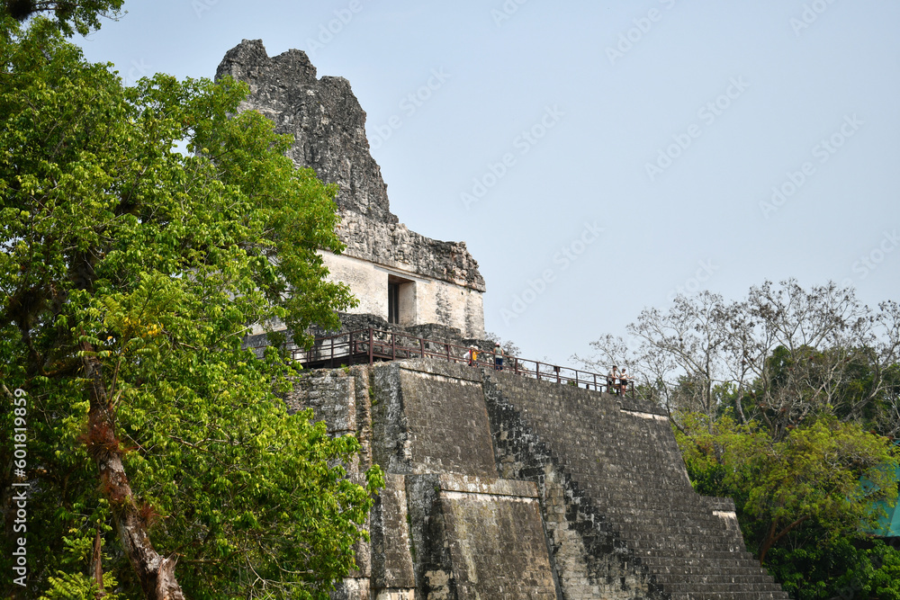 Templo II o Templo de las Mascaras. Sitio Arqueológico en Peten. Tikal, Guatemala. Espacio para texto al lado derecho.