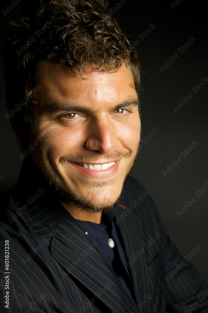 Obraz premium A stylish young man looking at camera