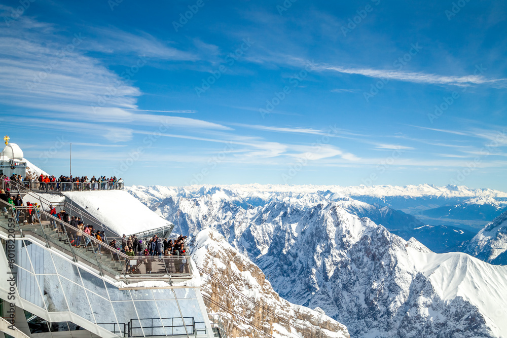 Fototapeta premium Zugspitze, Gipfel im Schnee, Alpenpanorama 