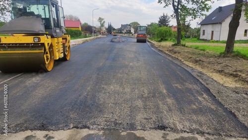 Układanie nowej nawierzchni asfaltowej. © WalDec