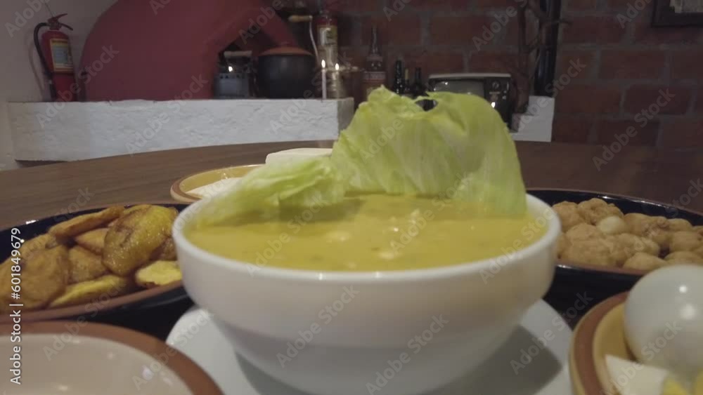  Gastronomía de Ecuador, Fanesca, local rustico, restaurante con elementos para peparar comida tradicional