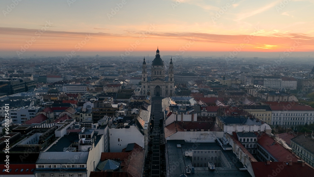 Obraz premium Stunning Sunrise, Aerial View Shot of Budapest city skyline, St. Stephens Basilica (Szent Istvan-bazilika) in the early morning. Hungary