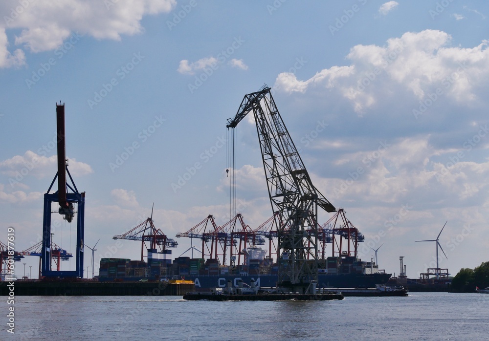 Industrie im Hafen Hamburg mit Kränen