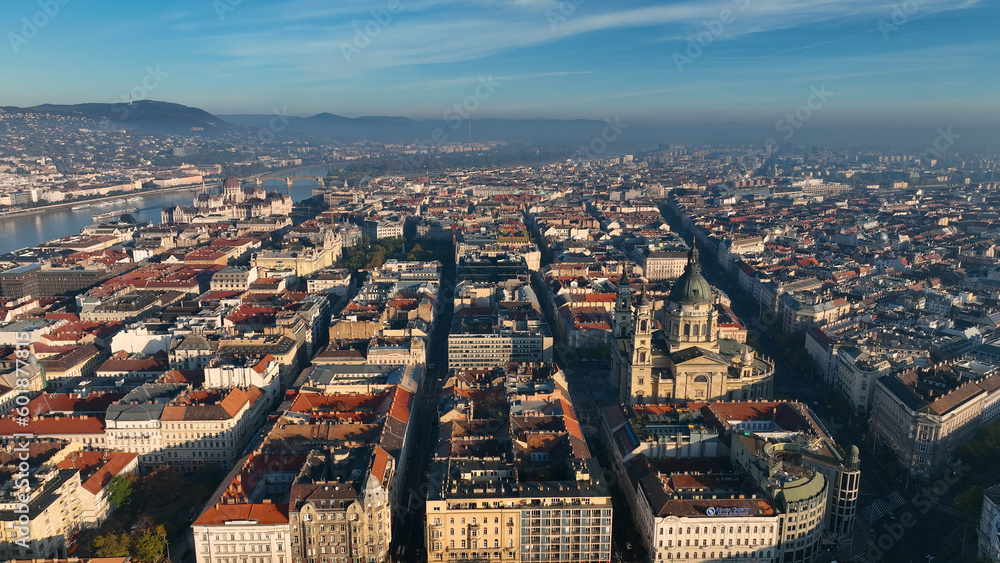 Obraz premium Stunning Sunrise, Aerial View Shot of Budapest city skyline, St. Stephens Basilica (Szent Istvan-bazilika) in the early morning. Hungary
