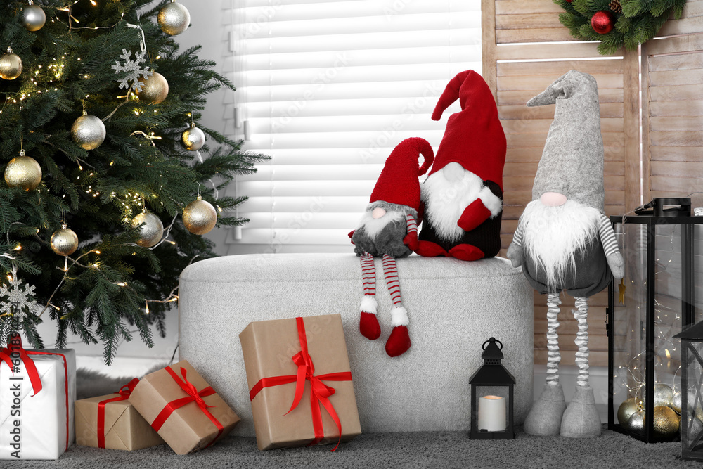 Obraz premium Cute Scandinavian gnomes, Christmas tree and gift boxes in room