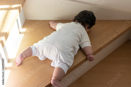 階段に落ちた赤ちゃんのイメージ（生後5か月、日本人、男の子）