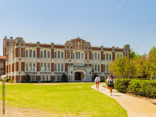 Foto Sunny view of the Carpenter Hall of University of Oklahoma