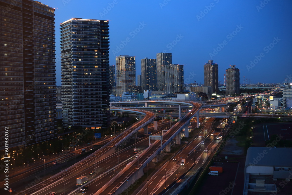 Fototapeta premium 東京都江東区有明周辺の高層ビル群と湾岸道路の夕景