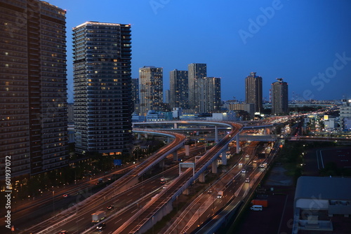 東京都江東区有明周辺の高層ビル群と湾岸道路の夕景