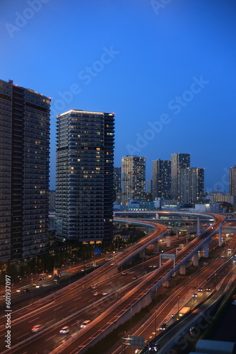 東京都江東区有明周辺の高層ビル群と湾岸道路の夕景