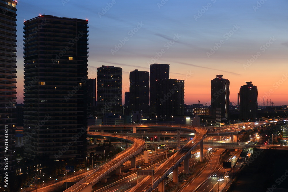 Fototapeta premium 東京都江東区有明周辺の高層ビル群と湾岸道路の朝焼け